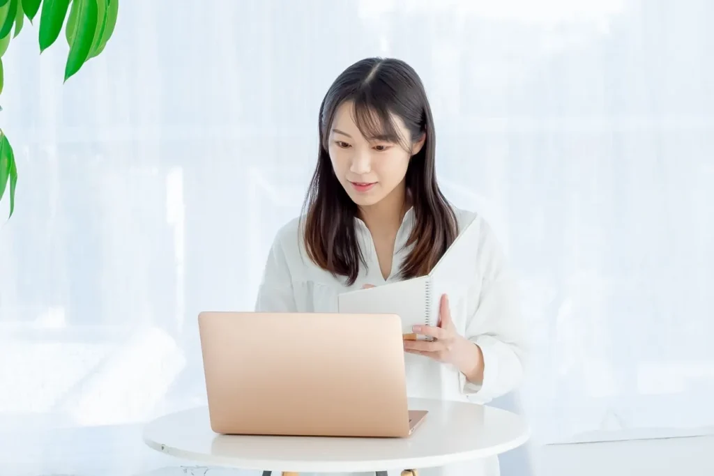 資料を見ながら事業を拡大する戦略を練っている女性