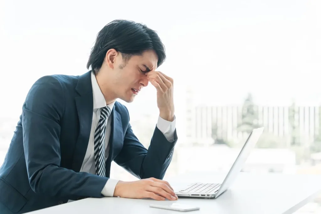 自社求人サイトの効果が思わしくなくて、ショックを受けている男性