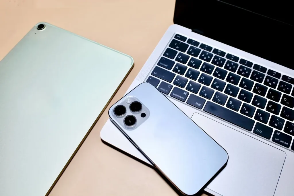 ノートパソコン、スマートフォン、タブレット