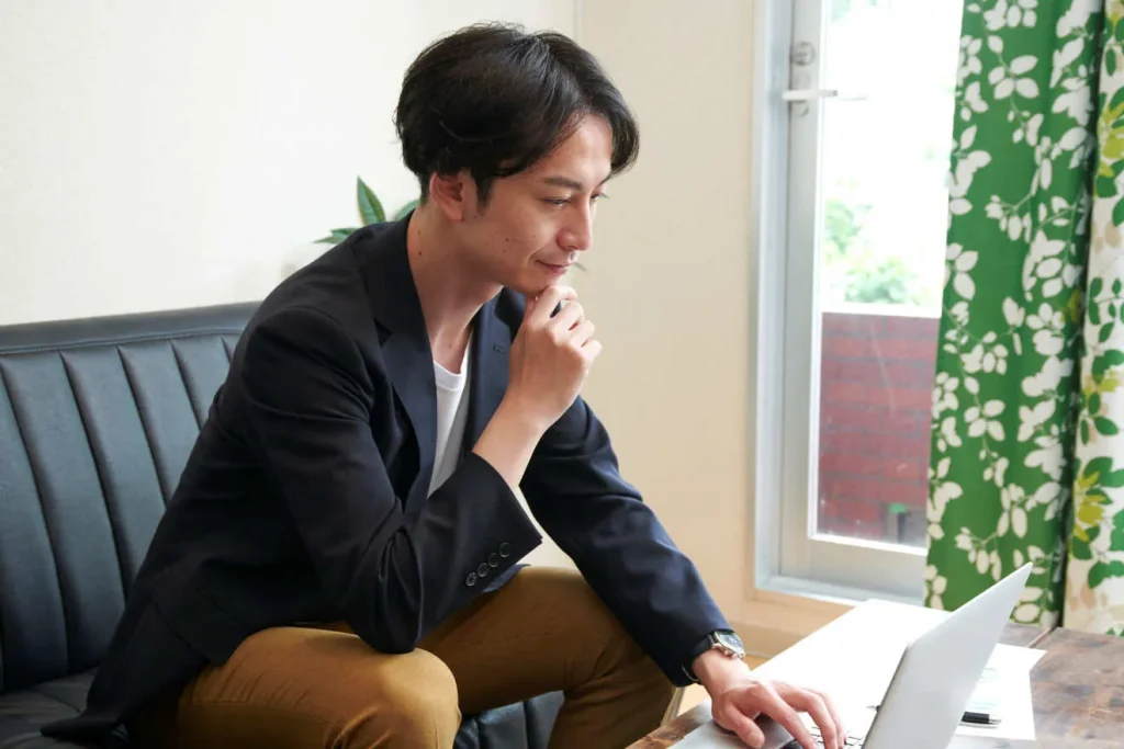 求人サイトビジネスで起業しようとしている男性