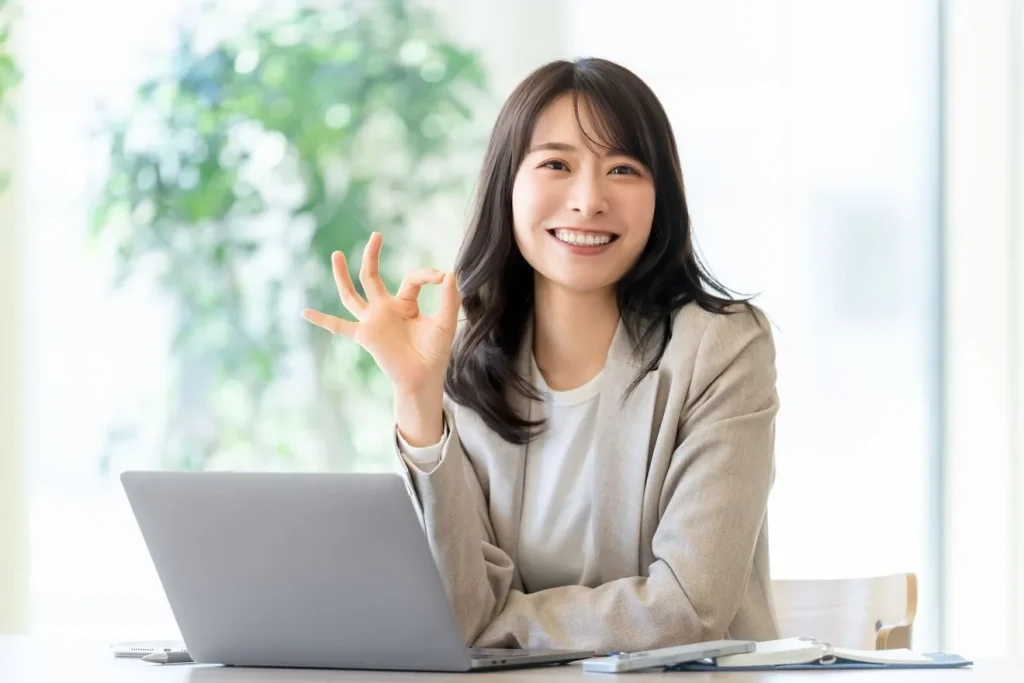 無料求人サイトの仕組みがわかってOKサインを出す女性