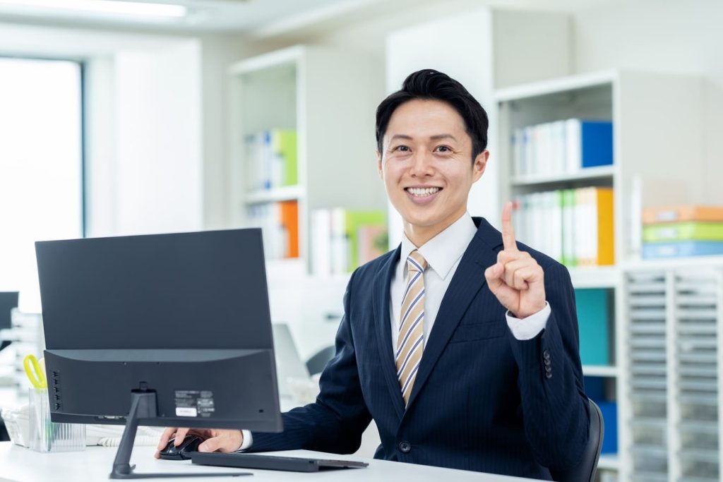 SEOのポイントを挙げる男性