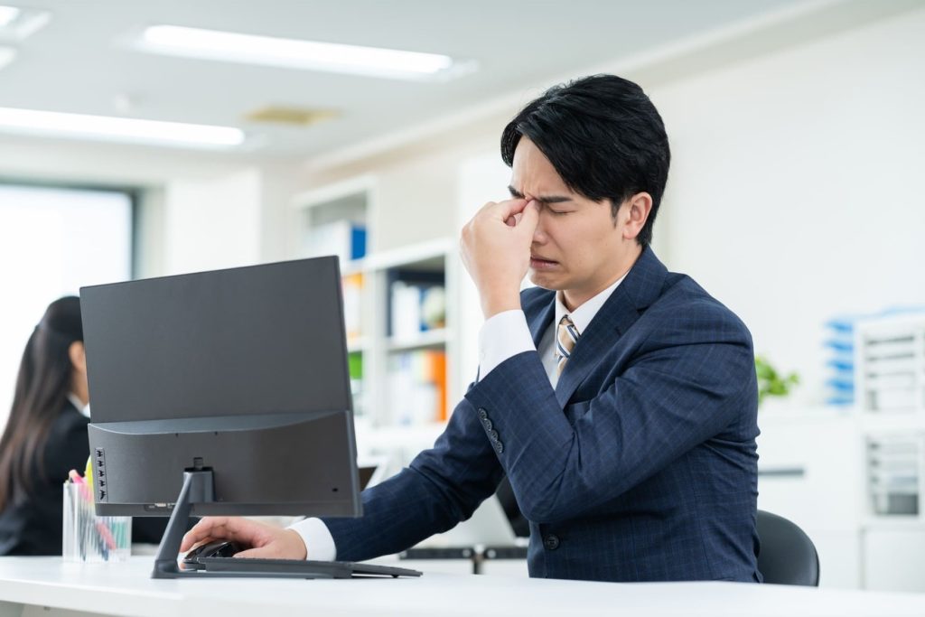 SEOに失敗してショックを受ける男性