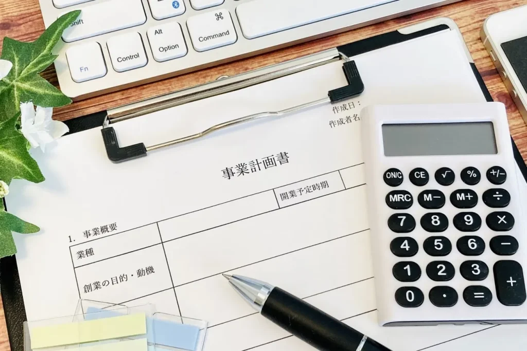 事業計画書のテンプレートと電卓