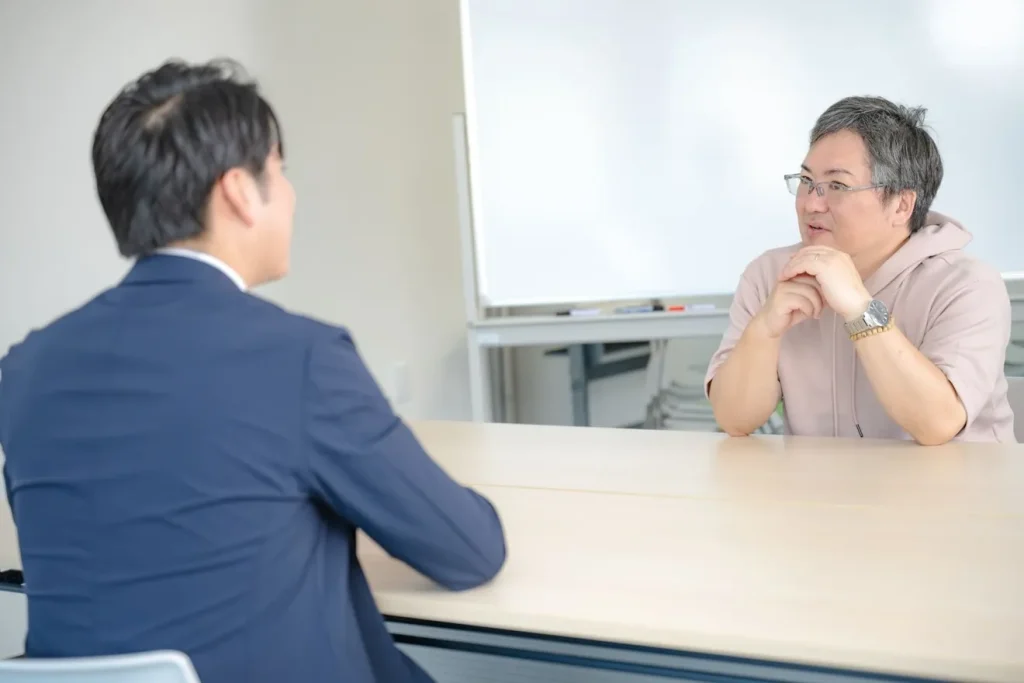 事業計画書の相談をする男性