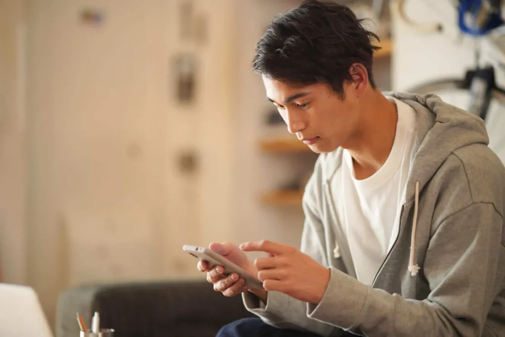 求人サイトからのメールを見る男性