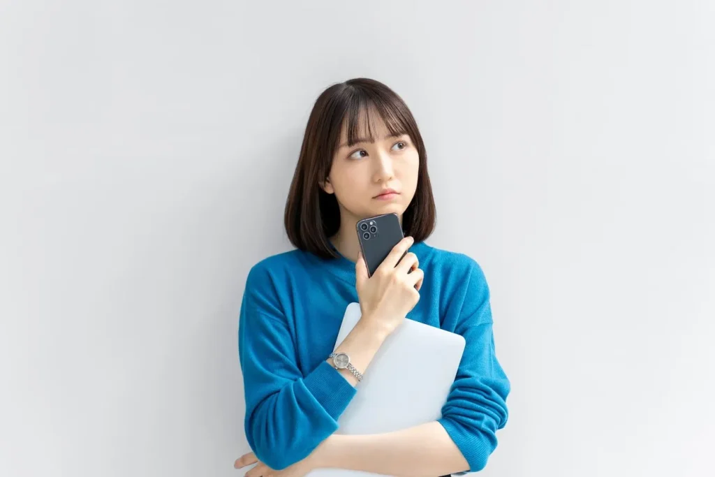 メルマガの書き方に悩む女性