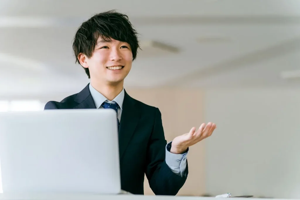 AIを使った求人情報の作成支援を提案する男性