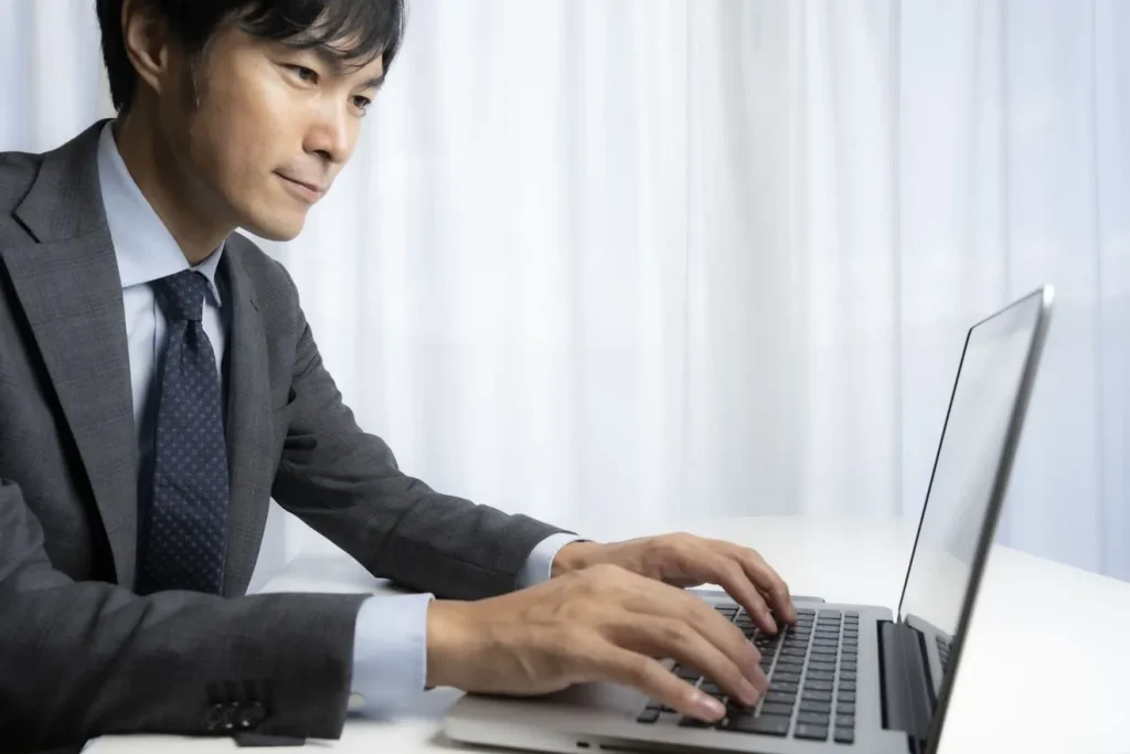 求人サイト構築パッケージの使い勝手を確かめているビジネスマン
