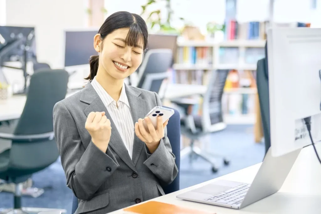 思い通りの求人サイトになってガッツポーズをする女性