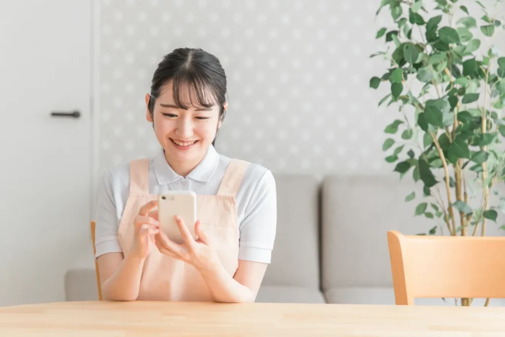求人サイトを活用する保育士
