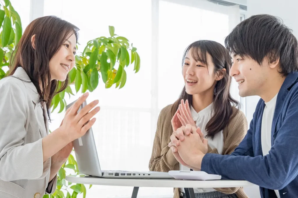 求人ポータルサイト構築を提案するビジネスウーマン