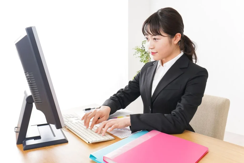 自社サイトのアクセス数を調べているビジネスウーマン