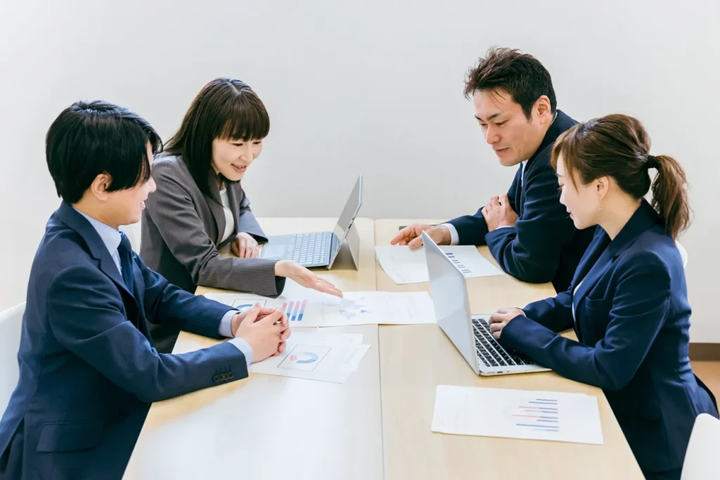 どのような方法で人材紹介サイトを構築するか検討している