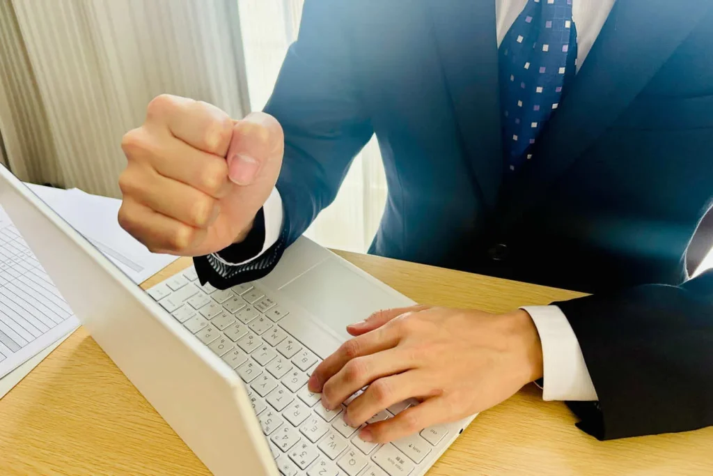 手軽に人材紹介サイトを構築できて、ガッツポーズする男性