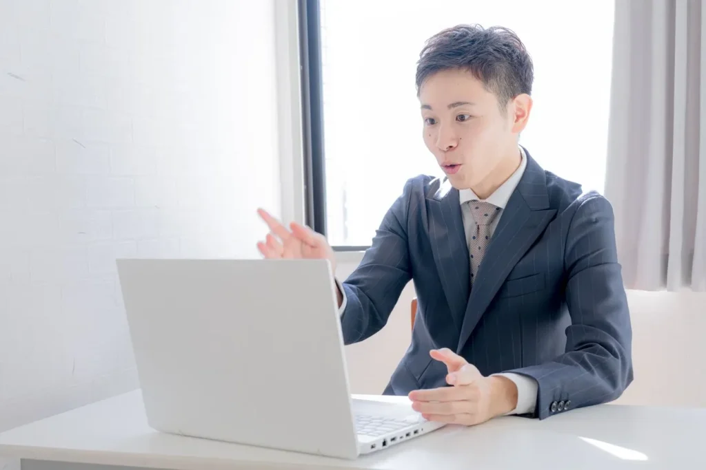 求人サイトのSEO対策で良い結果が出て、驚いている男性
