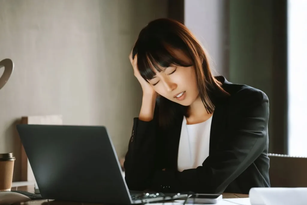 人材サイトの構築に失敗して頭を抱える女性