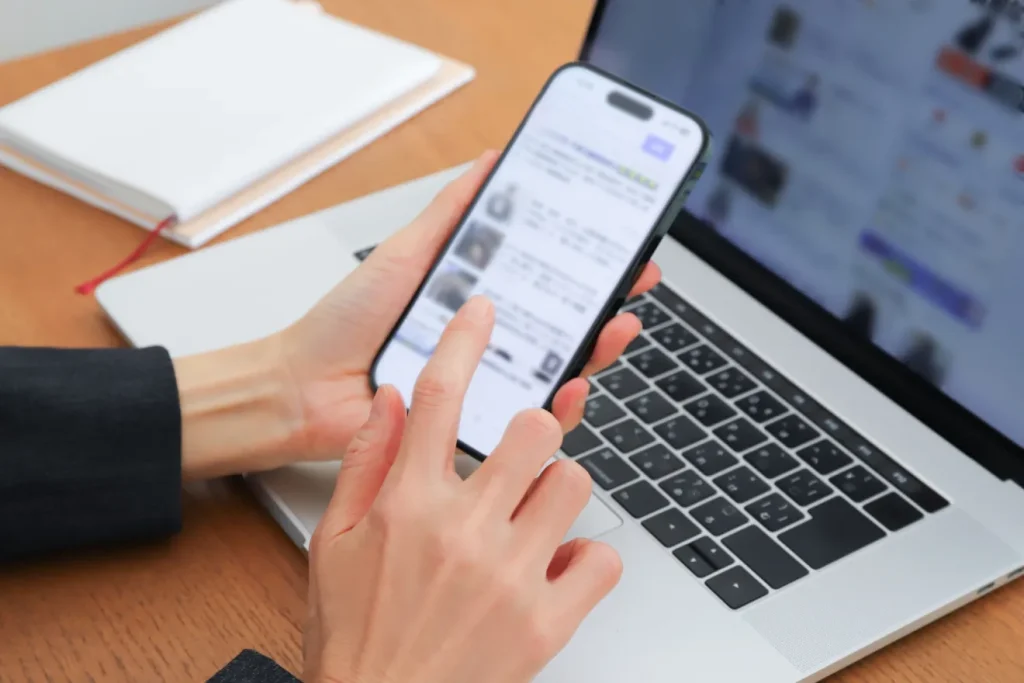 スマートフォンで求人ポータルサイトを見る人