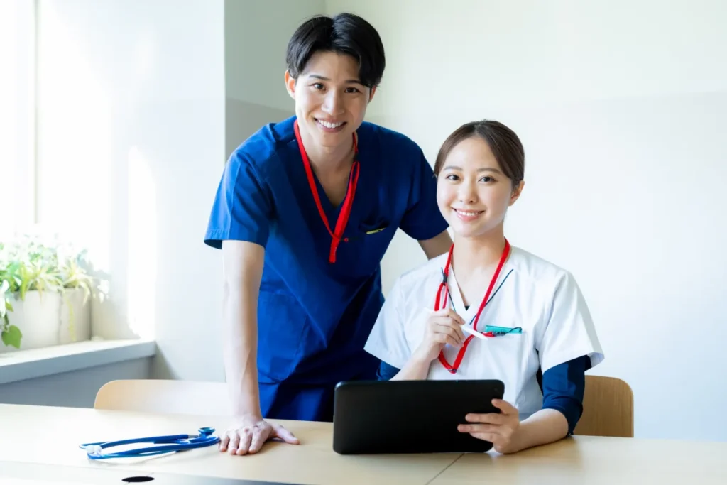 看護師求人サイトを見る笑顔の看護師2人