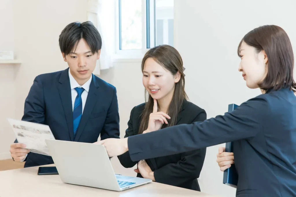 自社求人サイト作りを相談する3人のビジネスマン