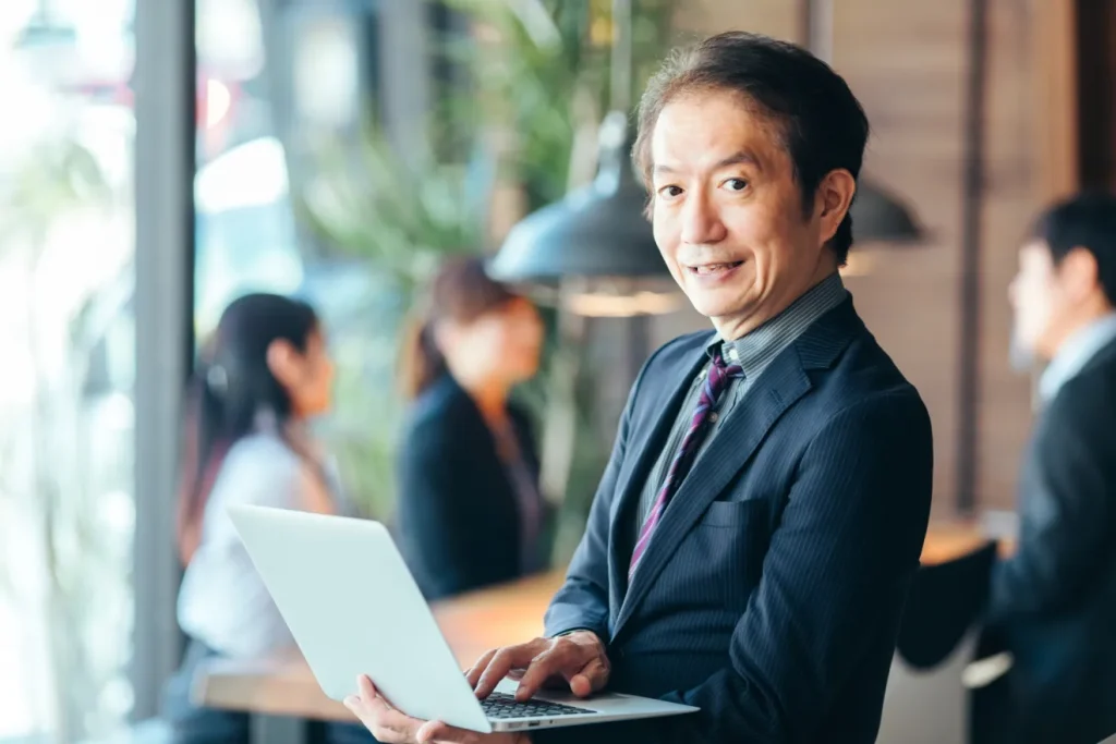 職場のシニアビジネスマン
