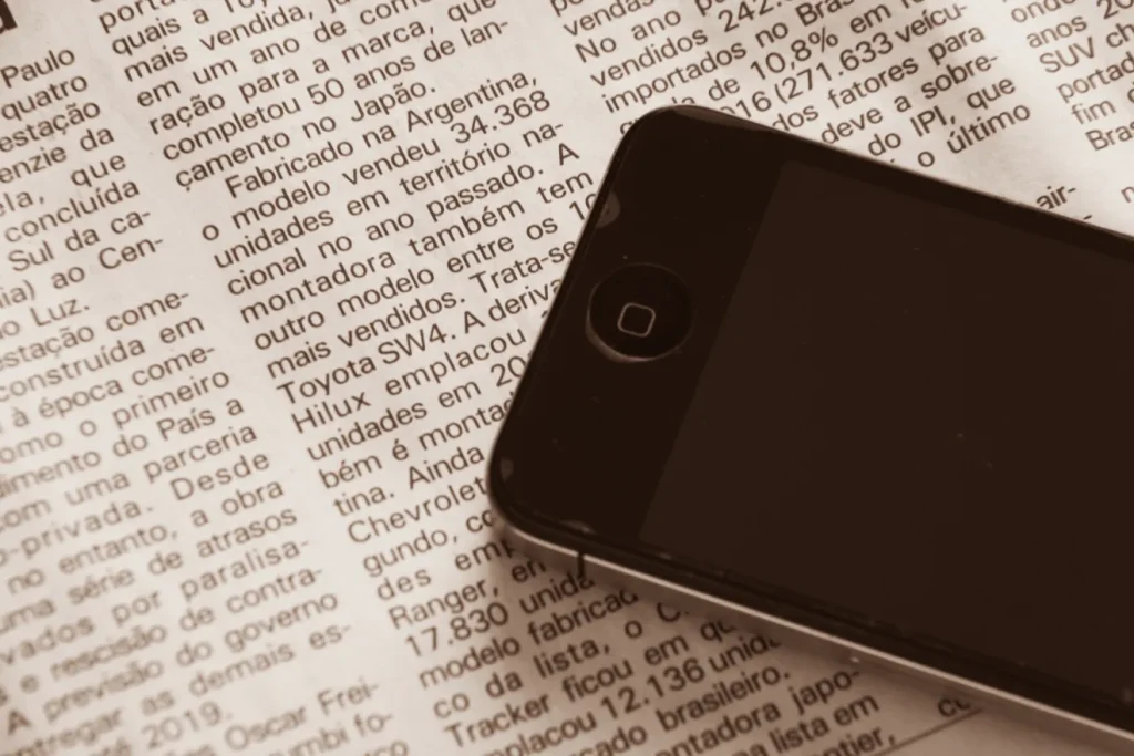 スマートフォンと英字新聞