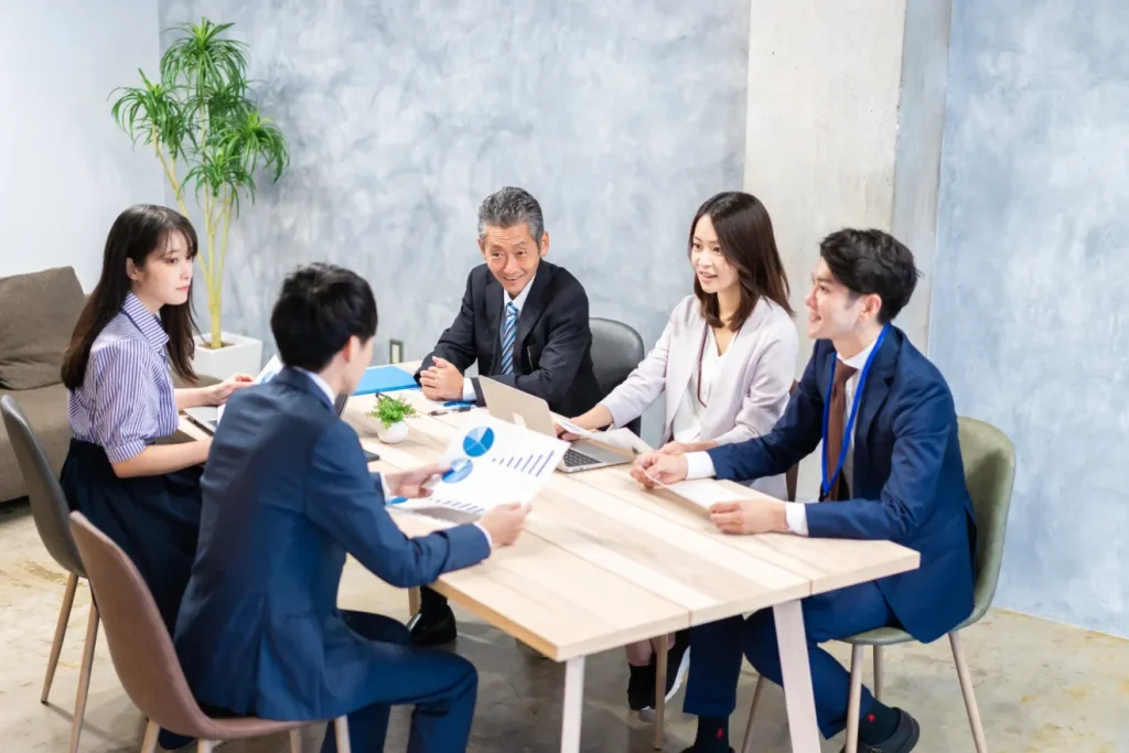 求人サイトの運用体制について会議する人々