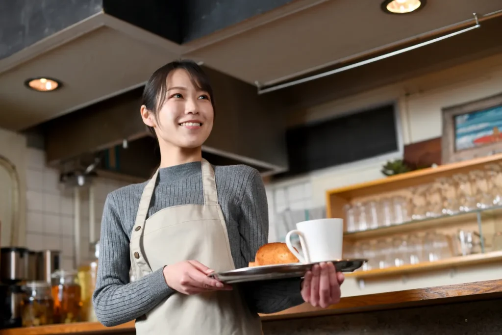 カフェで働く女性店員