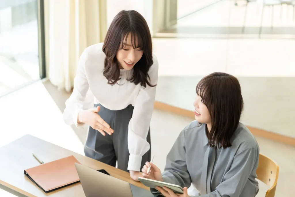 営業担当と原稿担当で相談しながら求人サイトを運営している様子