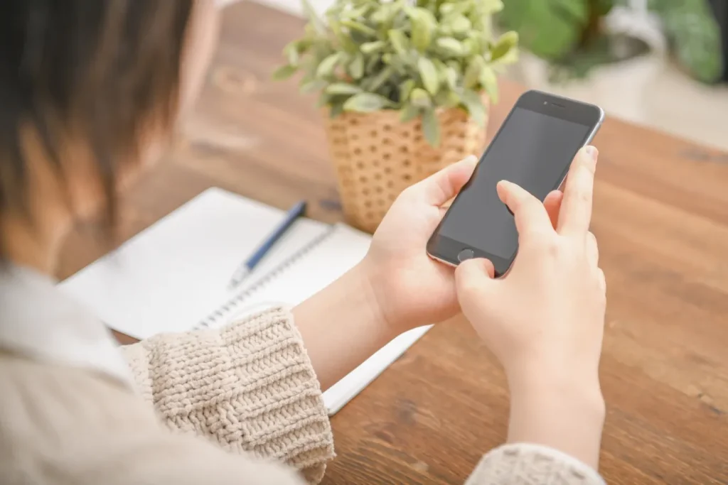 スマートフォンで求人サイトを操作している女性