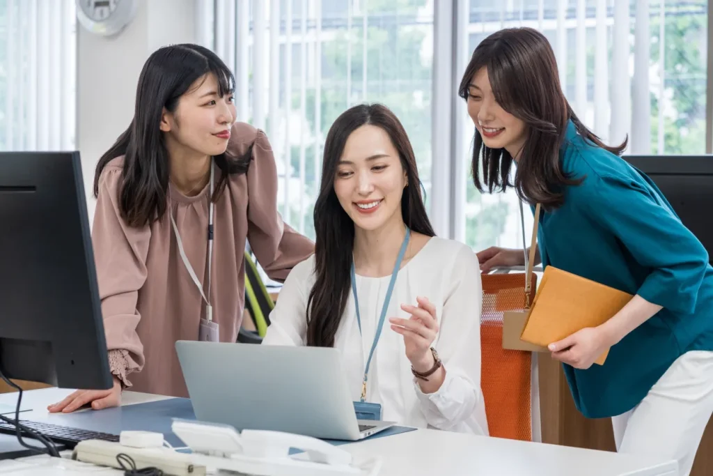 クリエイター向け求人サイトの運営状況を確認するスタッフ