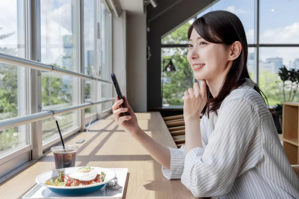 スマホで飲食店の求人を確認する女性