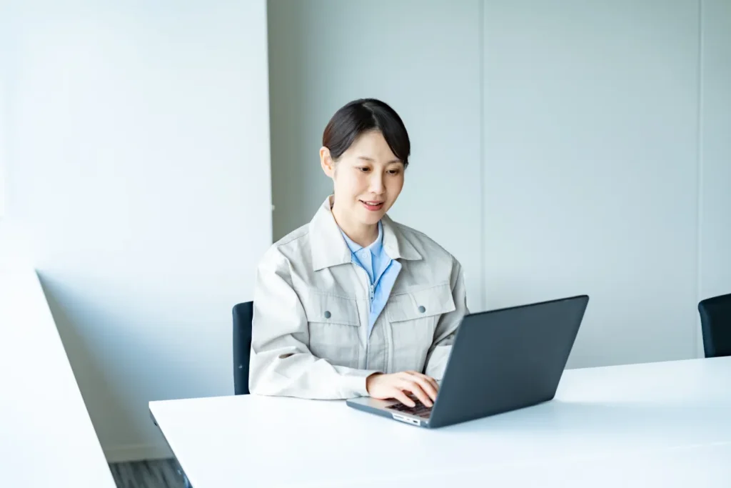 物流業界の求人サイトで求人を管理する女性担当者