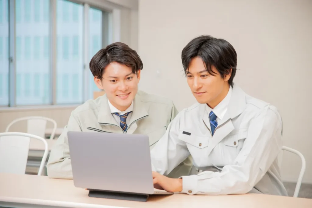 建設業求人サイトを操作している2人の男性