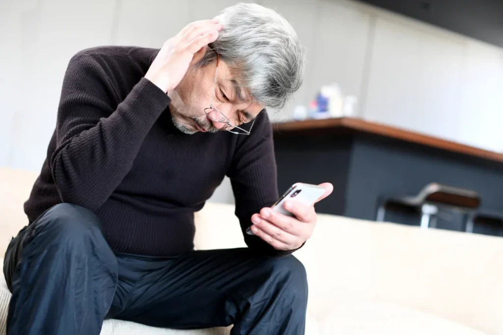 求人サイトが使いづらくて頭を抱えているシニア男性