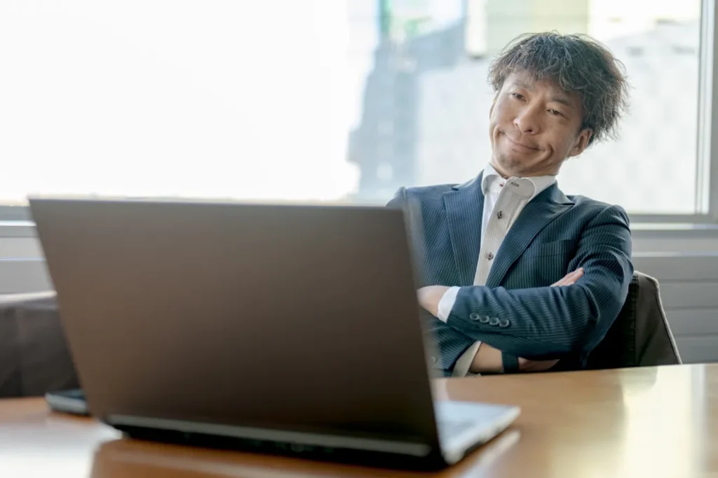 求人サイトの構築期間が延びて困っている男性
