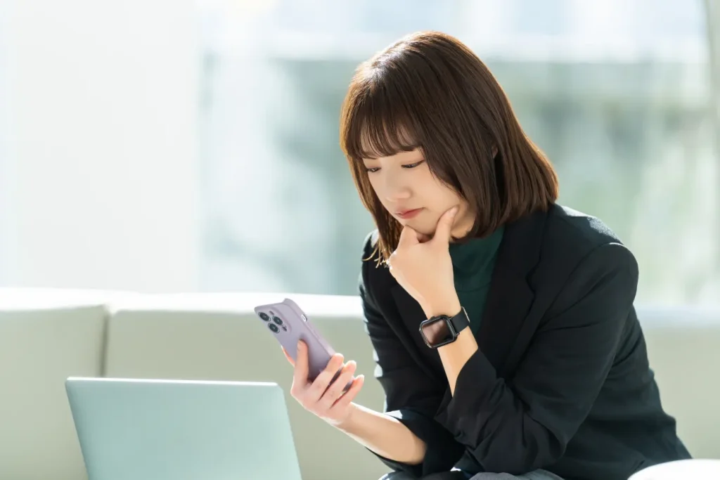 リニューアル後に見落としがあって悩む女性