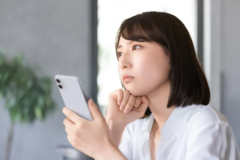 スカウト先から不採用通知が来て、怪訝な表情を浮かべる女性