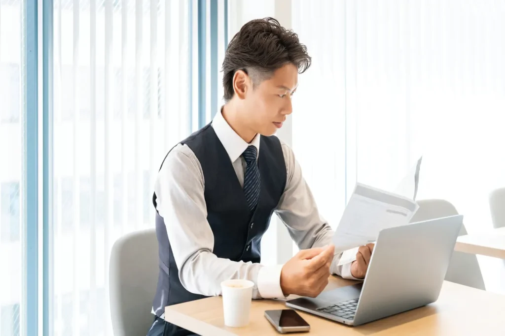 開業資料を確認するビジネスマン