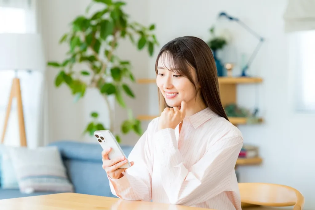 洗練された求人サイトを見て、応募しようとしている女性