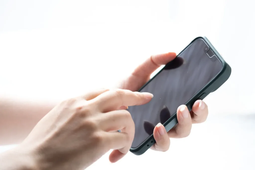 スマホで求人情報を検索する人