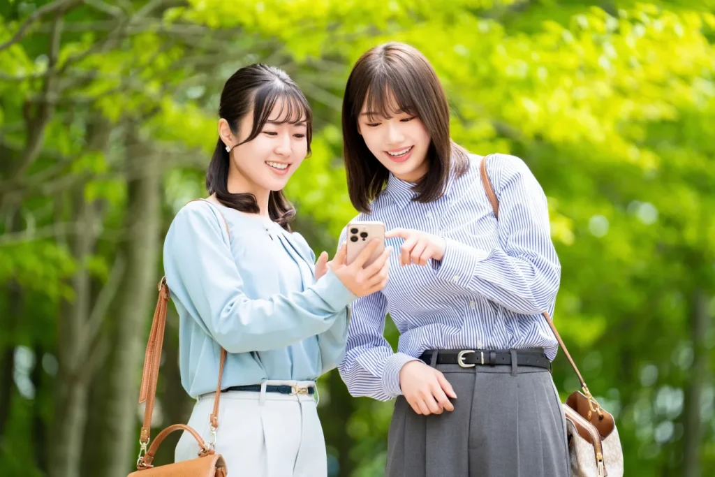 友達と二人で求人情報を見ている女性
