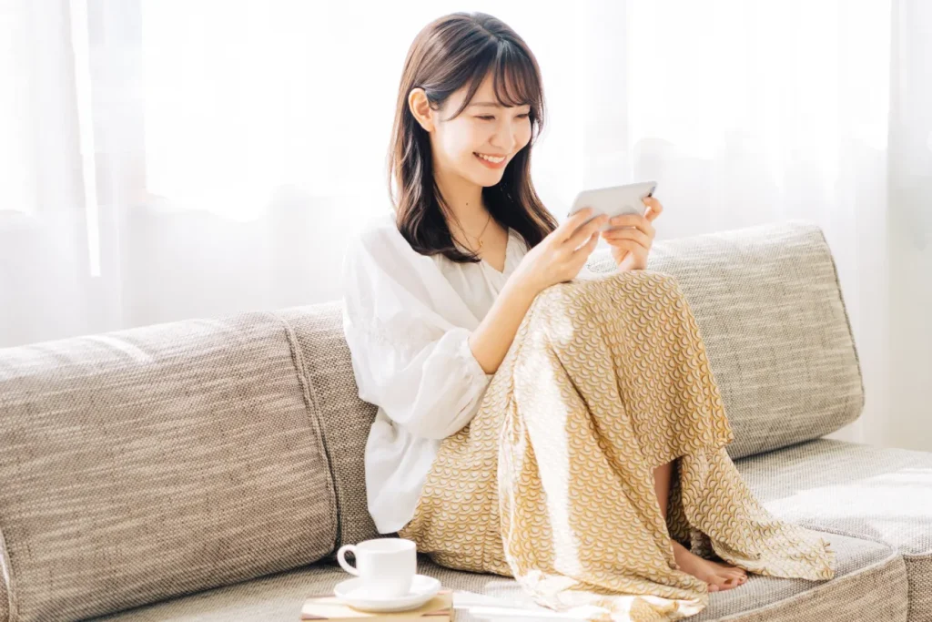 スマホを見る笑顔の女性